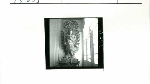 华丽盔甲雕像室内自然光展示.jpg