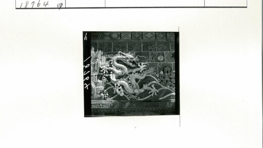 华丽石墙龙纹雕刻装饰.jpg