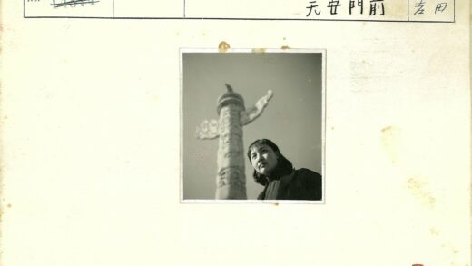 华丽石柱晴空特写.jpg