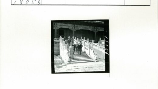 华丽石阶与传统建筑景观.jpg