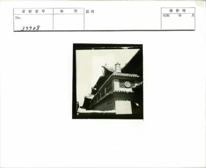 华丽砖砌建筑装饰与圆柱屋顶.jpg