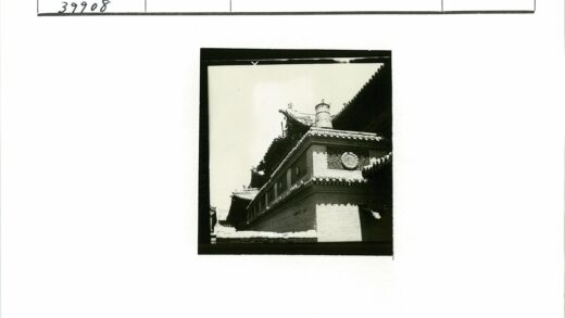 华丽砖砌建筑装饰与圆柱屋顶.jpg