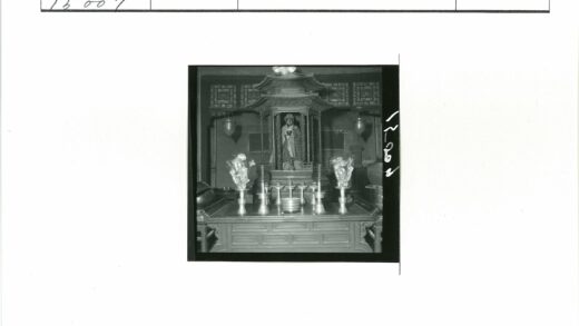 华丽神社内长袍雕像装饰.jpg