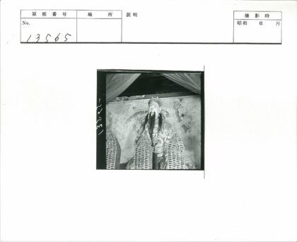 华丽胡须雕像与神话壁画.jpg