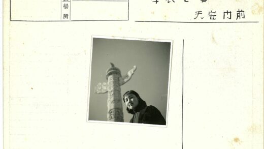 华丽装饰柱旁的人物特写.jpg