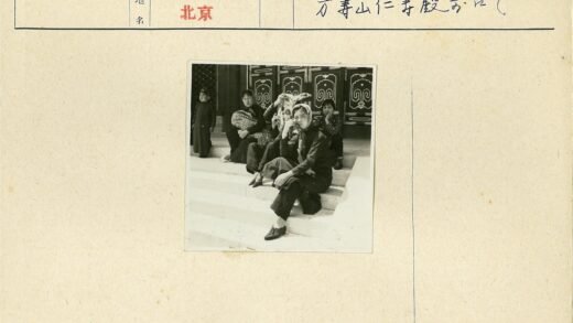 华丽门前人群与旁观者.jpg