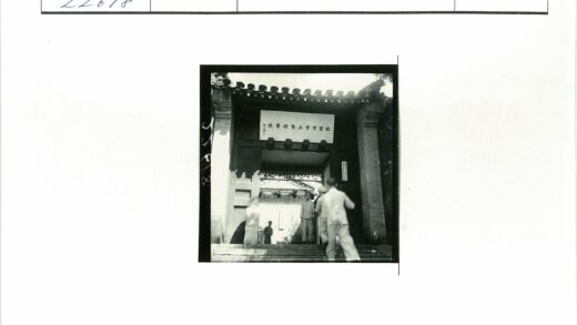 华丽门廊台阶与街景.jpg