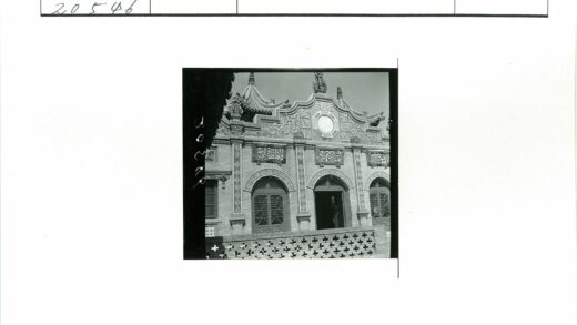 华丽阿拉伯雕刻拱门建筑.jpg