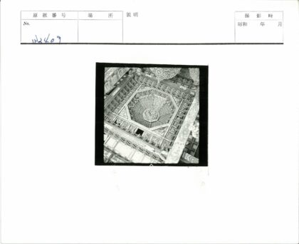华丽雕刻古典建筑天花板细节.jpg