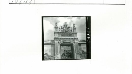 华丽雕刻拱形石门景观.jpg