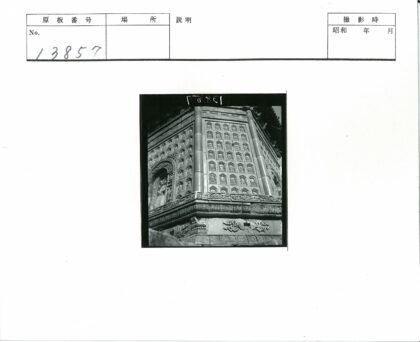 华丽雕刻装饰建筑墙壁细节.jpg