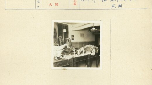 华丽龙雕塑与香烛装饰房间.jpg