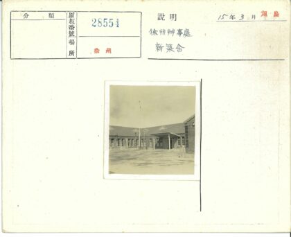 单层砖砌建筑与旗杆遮阳篷.jpg