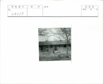单层砖砌金属屋顶建筑.jpg
