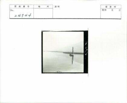 单帆船航行海岸线.jpg