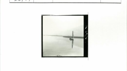 单帆船航行海岸线.jpg