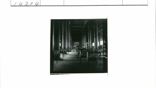博物馆文物陈列厅历史展柜.jpg