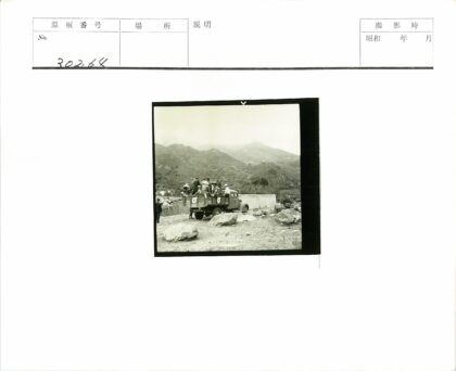 卡车后人群与岩石山脉合影.jpg