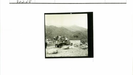 卡车后人群与岩石山脉合影.jpg