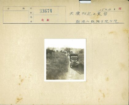 卡车士兵行军草地树林.jpg
