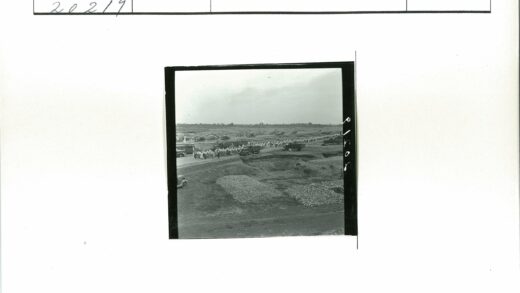 卡车巴士旁人群聚集空地与土堆.jpg