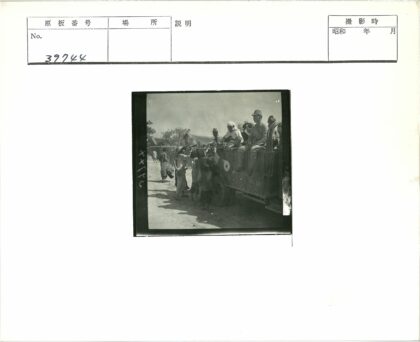 卡车旁的人群与树下场景.jpg