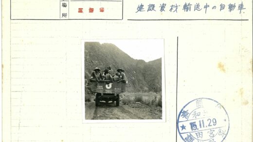 卡车穿越岩石山脉土路.jpg