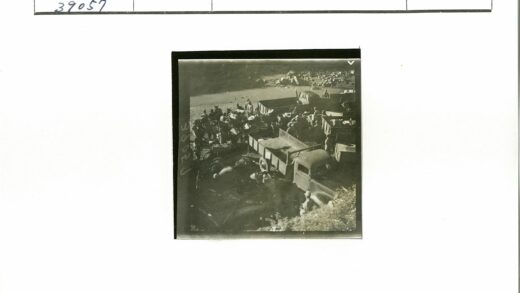 卡车聚集的岩石水域.jpg