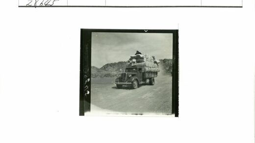 卡车行驶土路岩石山背景.jpg
