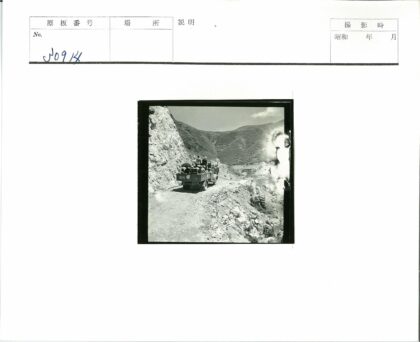 卡车行驶在狭窄山路.jpg