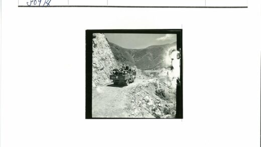 卡车行驶在狭窄山路.jpg