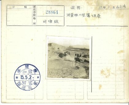 卡车车队穿越崎岖山地.jpg