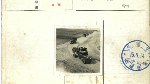 卡车车队穿越田野尘土飞扬.jpg