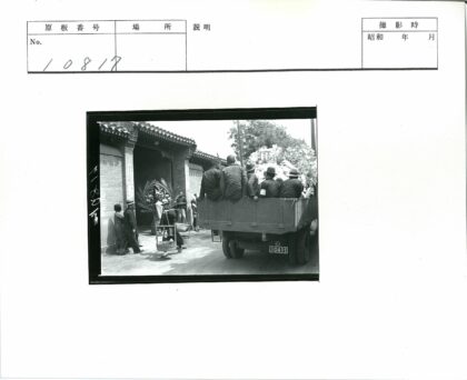 卡车运送鲜花与街头提篮行人.jpg