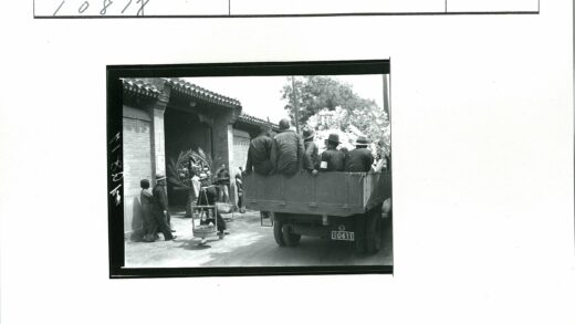 卡车运送鲜花与街头提篮行人.jpg