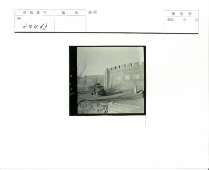 卡车驶过汉字砖墙垛口树景.jpg