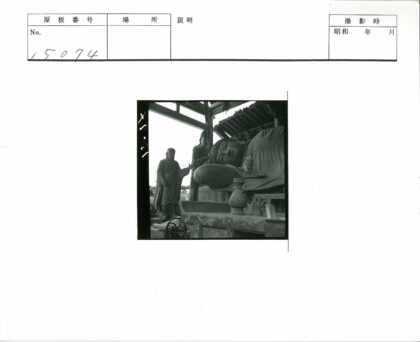 卧佛与立像寺庙建筑内景.jpg