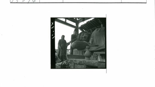 卧佛与立像寺庙建筑内景.jpg
