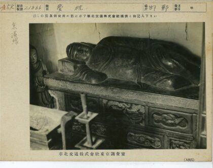 卧佛木雕平台与背景小像.jpg