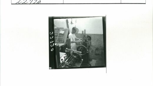 印刷工人操作字模机械.jpg