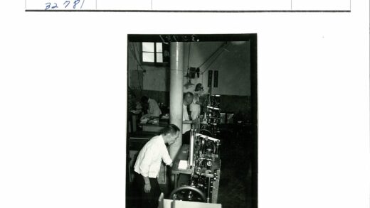 印刷工人操作机器室内工作场景.jpg