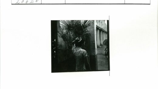 印花衬衫男子棕榈树下整理头发.jpg