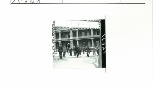 历史人物与砖房前的仪式.jpg