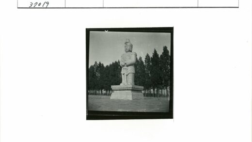 历史人物石像与自然景观.jpg