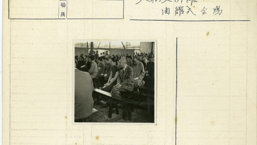 历史会议中的正式着装人物.jpg