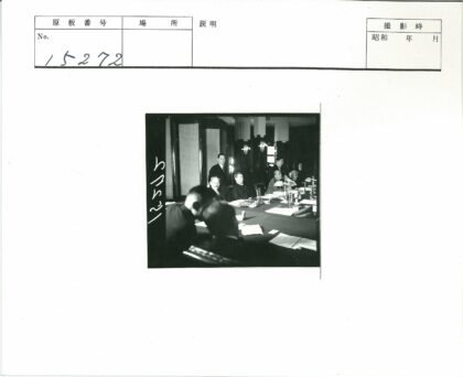 历史会议军政要人讨论现场.jpg