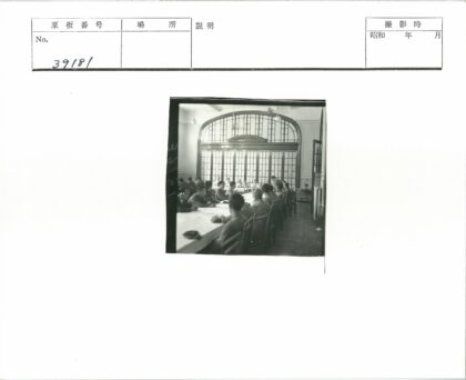 历史会议厅集体讨论场景.jpg