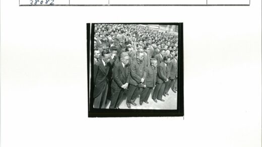 历史会议合影户外群像.jpg