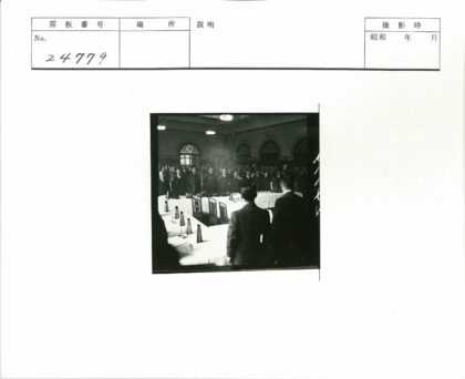 历史会议室内人群围观桌边物品.jpg
