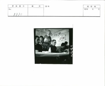历史会议室内旗帜与横幅展示.jpg